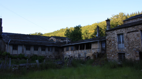 Columnas desaparecidas en el exterior del ábside de la iglesia Columnas desaparecidas en el exterior del ábside de la iglesia