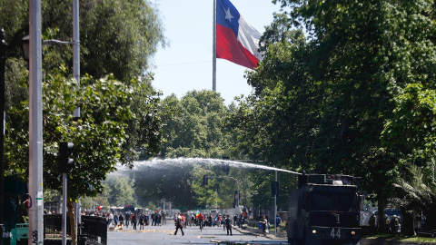 28/10/2019. -Fuerzas Especiales de Carabineros dispersan a manifestantes que protestan durante una nueva jornada de movilizaciones en contra del Gobierno frente al Palacio de La Moneda en Santiago. EFE/Alberto Valdes