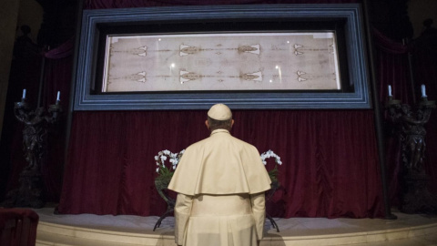 El papa Francisco de pie delante de la Sábana Santa. - AFP El papa Francisco de pie delante de la Sábana Santa. - AFP