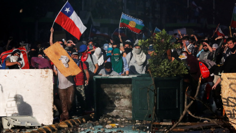 Manifestantes participan en una protesta contra el gobierno en Santiago, Chile. REUTERS / Henry Romero