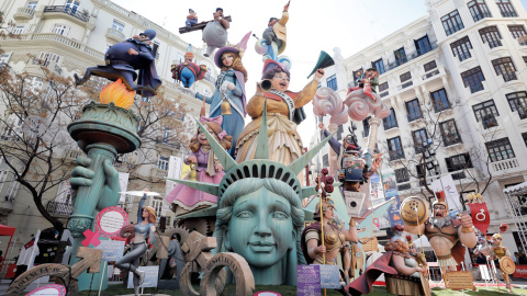 Las fallas también sirven como expresión de denuncia, en este caso por la desigualdad de las mujeres a lo largo de la historia. /EFE