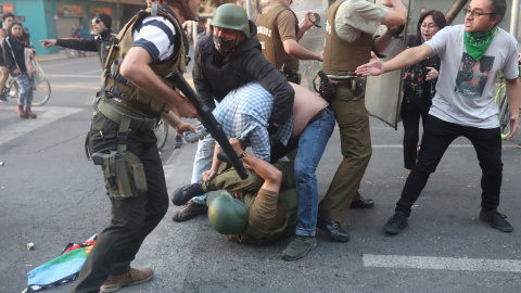 Policías antidisturbios detienen a un manifestante mientras otros reaccionan durante una protesta antigubernamental en Santiago, Chile, 28 de octubre de 2019. REUTERS / Pablo Sanhueza