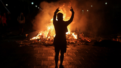 Un manifestante reacciona frente a una hoguera improvisada durante una protesta contra el gobierno en Santiago, Chile, 28 de octubre de 2019. REUTERS / Pablo Sanhueza