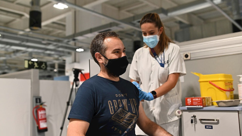 Un hombre recibe la vacuna en el Hospital Isabel Zendal. Un hombre recibe la vacuna en el Hospital Isabel Zendal.