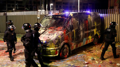 22/10/2019 - Agentes de los Mossos d'Esquadra junto a un furgón con pintura tras una protesta contra la sentencia del 'procés'. / REUTERS - JON NAZCA 22/10/2019 - Agentes de los Mossos d'Esquadra junto a un furgón con pintura tras una protesta contra la sentencia del 'procés'. / REUTERS - JON NAZCA