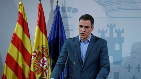 El presidente del Gobierno, Pedro Sánchez, durante la declaración institucional ofrecida este domingo desde la sede de la Delegación del Gobierno en Cataluña en Barcelona. El presidente del Gobierno, Pedro Sánchez, durante la declaración institucional ofrecida este domingo desde la sede de la Delegación del Gobierno en Cataluña en Barcelona.