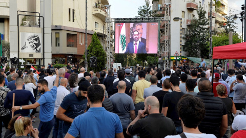 Manifestantes siguen el anuncio televisado de Saad Hariri en Beirut. - EFE Manifestantes siguen el anuncio televisado de Saad Hariri en Beirut. - EFE