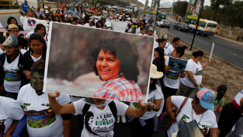 Una manifestante sostiene una foto de la activista por los derechos ambientales Berta Cáceres durante una marcha para conmemorar el primer aniversario de su asesinato, en Tegucigalpa, Honduras, el 1 de marzo de 2017. REUTERS / Jorge Cabrera Una manifestante sostiene una foto de la activista por los derechos ambientales Berta Cáceres durante una marcha para conmemorar el primer aniversario de su asesinato, en Tegucigalpa, Honduras, el 1 de marzo de 2017. REUTERS / Jorge Cabrera