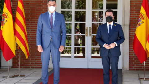 Pedro Sánchez i Pere Aragonès a les portes de la Moncloa abans de la reunió que han mantingut aquest dimarts. Pedro Sánchez i Pere Aragonès a les portes de la Moncloa abans de la reunió que han mantingut aquest dimarts.