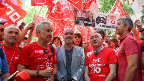 El secretario general de CCOO, Unai Sordo (3i) y el secretario general de UGT, Pepe Álvarez (4i), durante una concentración convocada por los sindicatos por el ERE de Vodafone, a 9 de julio de 2024, en Madrid (España). El secretario general de CCOO, Unai Sordo (3i) y el secretario general de UGT, Pepe Álvarez (4i), durante una concentración convocada por los sindicatos por el ERE de Vodafone, a 9 de julio de 2024, en Madrid (España).