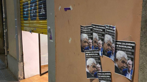 Cartells despectius contra l'Alzheimer de Pasqual Maragall enganxats al costat d'una seu d'ERC. Cartells despectius contra l'Alzheimer de Pasqual Maragall enganxats al costat d'una seu d'ERC.