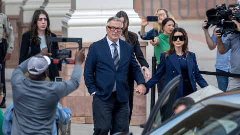 El actor Alec Baldwin y su mujer, Hilaria, a la salida del juicio por homicidio involuntario a la directora de fotografía de 'Rust' El actor Alec Baldwin y su mujer, Hilaria, a la salida del juicio por homicidio involuntario a la directora de fotografía de 'Rust'