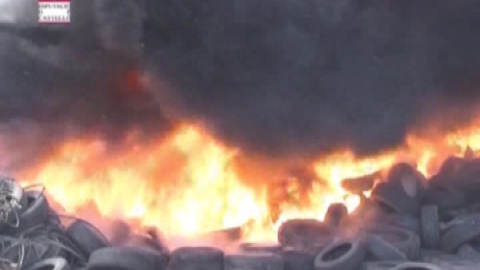 Incendio en una fábrica neumáticos Incendio en una fábrica neumáticos