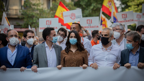 El líder del PP catalán, Alejandro Fernández, el portavoz nacional de Ciudadanos, Edmundo Bal, la líder del partido, Inés Arrimadas y el líder en Catalunya, Carlos Carrizosa, durante una concentración contra los indultos. El líder del PP catalán, Alejandro Fernández, el portavoz nacional de Ciudadanos, Edmundo Bal, la líder del partido, Inés Arrimadas y el líder en Catalunya, Carlos Carrizosa, durante una concentración contra los indultos.