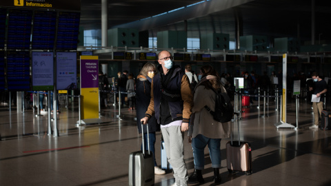 Varios pasajeros con maletas en el aeropuerto de El Prat, a 19 de noviembre de 2021, en Barcelona, Cataluña (España). Varios pasajeros con maletas en el aeropuerto de El Prat, a 19 de noviembre de 2021, en Barcelona, Cataluña (España).