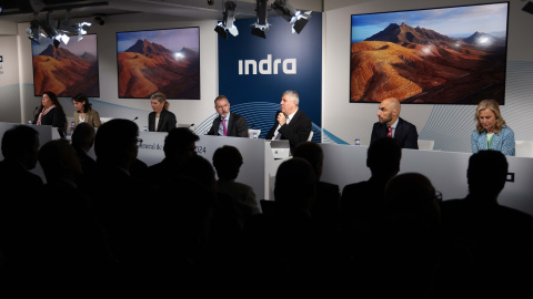 El presidente ejecutivo de Indra, Marc Murtra, y el consejero delegado, José Vicente de los Mozos, durante la junta de accionistas de la compañía. El presidente ejecutivo de Indra, Marc Murtra, y el consejero delegado, José Vicente de los Mozos, durante la junta de accionistas de la compañía.
