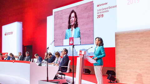 La presidenta de Banco Santander, Ana P. Botín, en la junta extraordinaria de accionistas que ha aprobado la ampliación de capital para la opa sobre su filial de México. La presidenta de Banco Santander, Ana P. Botín, en la junta extraordinaria de accionistas que ha aprobado la ampliación de capital para la opa sobre su filial de México.