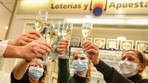 22/10/2020 Clientes y loteros de una administración de Lotería celebran que les tocara el Segundo Premio del Sorteo Extraordinario de Lotería de Navidad 2020 22/10/2020 Clientes y loteros de una administración de Lotería celebran que les tocara el Segundo Premio del Sorteo Extraordinario de Lotería de Navidad 2020