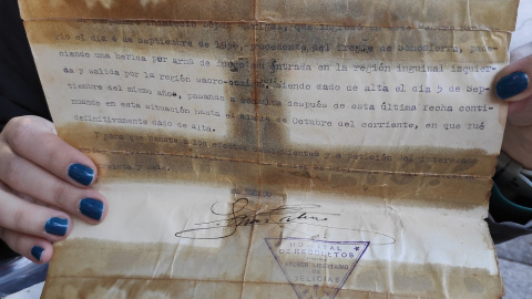 Marynés muestra el parte médico de su abuelo Indalecio, miliciano de la CNT, herido durante la Guerra Civil. Marynés muestra el parte médico de su abuelo Indalecio, miliciano de la CNT, herido durante la Guerra Civil.