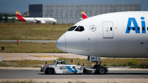 Un avión de Air Europa remolcado por la pista en la terminal 4 del Aeropuerto de Madrid-Barajas Adolfo Suárez, con un aparato de Iberia al fondo. E.P./Oscar J. Barroso Un avión de Air Europa remolcado por la pista en la terminal 4 del Aeropuerto de Madrid-Barajas Adolfo Suárez, con un aparato de Iberia al fondo. E.P./Oscar J. Barroso
