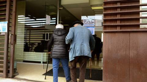 15/12/21. Una pareja de personas mayores se ayuda mutuamente en la puerta de un centro de salud de Ourense, a 25 de octubre de 2021. 15/12/21. Una pareja de personas mayores se ayuda mutuamente en la puerta de un centro de salud de Ourense, a 25 de octubre de 2021.