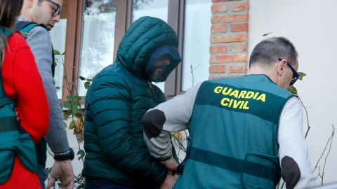 15/12/21. Uno de los acusados por el asesinato del concejal Ardines durante un registro realizado en su domicilio en Llanes, a 20 de febrero de 2019. Foto de archivo. 15/12/21. Uno de los acusados por el asesinato del concejal Ardines durante un registro realizado en su domicilio en Llanes, a 20 de febrero de 2019. Foto de archivo.