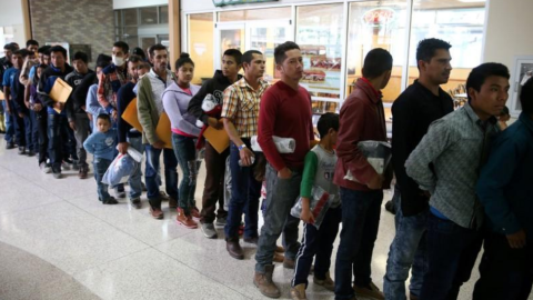 Familias mexicanas son separadas en la frontera entre EEUU-México - REUTERS Familias mexicanas son separadas en la frontera entre EEUU-México - REUTERS
