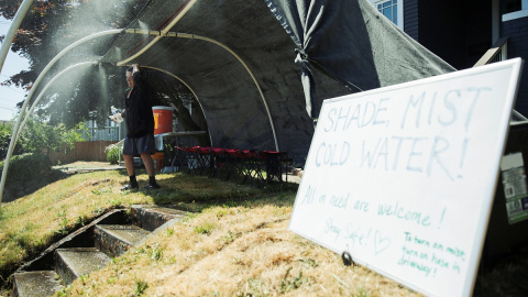 Un vecino de Seattle construye frente a su casa una zona con sombra y riego para que las personas sin hogar puedan resistir a la intensa ola de calor que experimenta el noroeste del continente norteamericano. Un vecino de Seattle construye frente a su casa una zona con sombra y riego para que las personas sin hogar puedan resistir a la intensa ola de calor que experimenta el noroeste del continente norteamericano.