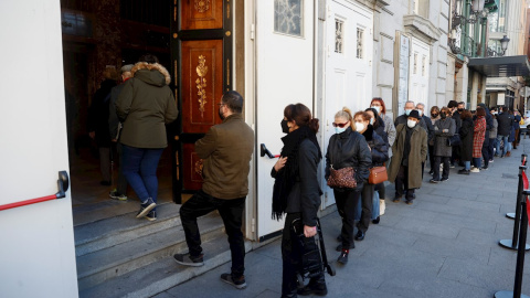 Cola para acceder a la capilla ardiente de Verónica Forqué en el Teatro Español.