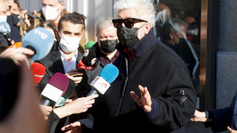 Pedro Almodóvar visita la capilla ardiente de Verónica Forqué.