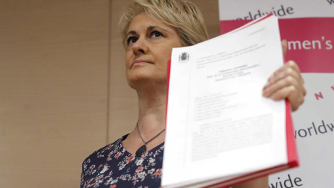 Ángela González, la mujer cuya expareja asesinó a su hija, durante la rueda de prensa tras el fallo del Tribunal Supremo. (JUAN CARLOS HIDALGO | EFE) Ángela González, la mujer cuya expareja asesinó a su hija, durante la rueda de prensa tras el fallo del Tribunal Supremo. (JUAN CARLOS HIDALGO | EFE)