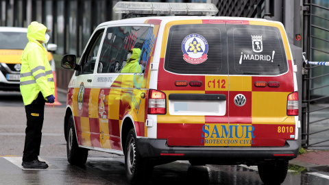 Una trabajadora habla con el conductor de una ambulancia del SAMUR Una trabajadora habla con el conductor de una ambulancia del SAMUR