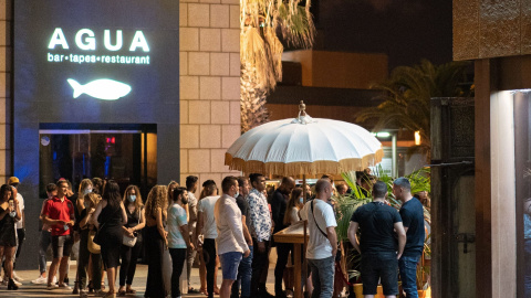 Jóvenes esperan para entrar a la discoteca Carpe Diem, a 27 de junio de 2021, en Barcelona, Catalunya (España). Jóvenes esperan para entrar a la discoteca Carpe Diem, a 27 de junio de 2021, en Barcelona, Catalunya (España).