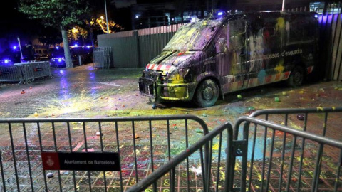 Así quedó el furgón de los Mossos. (EFE)