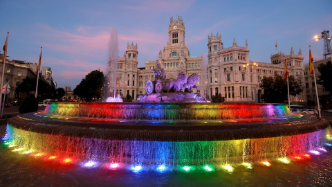 La fuente de Cibeles aparece iluminada con los colores de la bandera LGTBI con motivo del inicio de la fiestas del Orgullo 2021. La fuente de Cibeles aparece iluminada con los colores de la bandera LGTBI con motivo del inicio de la fiestas del Orgullo 2021.