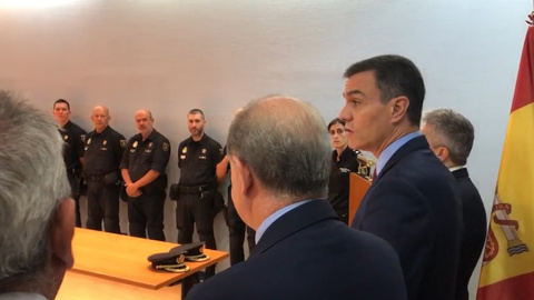 SÃ¡nchez visita a los policÃ­as desplazados en Barcelona