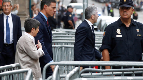 21/10/2019 - El presidente del Gobierno en funciones, Pedro Sánchez, y el Ministro del Interior, Fernando Grande-Marlaska, abandonan la Jefatura Superior de Policía después de una visita, en Barcelona. REUTERS / Jon Nazca