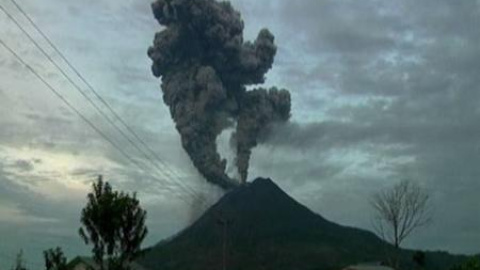 El volcán de Sumatra vuelve a entrar en erupción complicando el tráfico aéreo El volcán de Sumatra vuelve a entrar en erupción complicando el tráfico aéreo