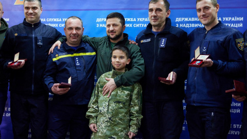 17/03/2022 El presidente de Ucrania, Volodimir Zelenski, se reúne con miembros del Servicio Estatal de Emergencias mientras continúa el ataque de Rusia contra Ucrania, en un hospital en Kiev, Ucrania 17/03/2022 El presidente de Ucrania, Volodimir Zelenski, se reúne con miembros del Servicio Estatal de Emergencias mientras continúa el ataque de Rusia contra Ucrania, en un hospital en Kiev, Ucrania