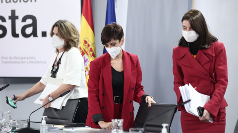 La vicepresidenta y ministra para la Transición Ecológica y el Reto Demográfico, Teresa Ribera; la ministra de Política Territorial y portavoz del Gobierno, Isabel Rodríguez, y la ministra de Justicia, Pilar Llop, al comienzo de la rueda de prensa tr La vicepresidenta y ministra para la Transición Ecológica y el Reto Demográfico, Teresa Ribera; la ministra de Política Territorial y portavoz del Gobierno, Isabel Rodríguez, y la ministra de Justicia, Pilar Llop, al comienzo de la rueda de prensa tr