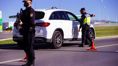 Agentes del cuerpo de Policía Nacional realizan un control en una autovía durante un cierre perimetral. Agentes del cuerpo de Policía Nacional realizan un control en una autovía durante un cierre perimetral.