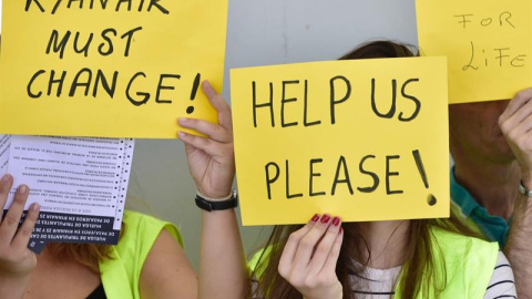 Empleados de Ryanair protestan en Palma. / ATIENZA (EFE) Empleados de Ryanair protestan en Palma. / ATIENZA (EFE)