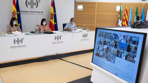 La secretaria de Estado de Sanidad, Silvia Calzón; la ministra de Sanidad, Carolina Darias; y el director del Centro de Coordinación de Alertas y Emergencias Sanitarias, Fernando Simón, ofrecen una rueda de prensa tras la reunión del Consejo Interterr La secretaria de Estado de Sanidad, Silvia Calzón; la ministra de Sanidad, Carolina Darias; y el director del Centro de Coordinación de Alertas y Emergencias Sanitarias, Fernando Simón, ofrecen una rueda de prensa tras la reunión del Consejo Interterr