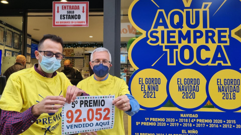 Los loteros de la administración de Porriño posan con el cartel del quinto premio extraído en la Lotería de Navidad este miércoles. Los loteros de la administración de Porriño posan con el cartel del quinto premio extraído en la Lotería de Navidad este miércoles.