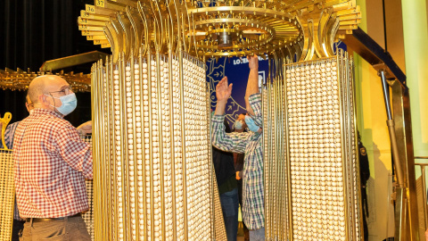 Las bolas del sorteo de Navidad que decidirán la suerte de millones de españoles ya cuelgan desde este martes 21 de diciembre de 2021 en el Teatro Real. Las bolas del sorteo de Navidad que decidirán la suerte de millones de españoles ya cuelgan desde este martes 21 de diciembre de 2021 en el Teatro Real.