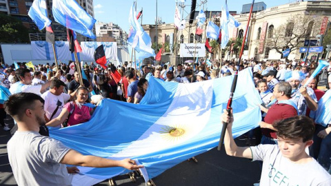 Cientos de personas asisten al acto de cierre de campaña del presidente de Argentina, Mauricio Macri, este jueves, en Córdoba (Argentina). EFE/ Pablo Vasek Cientos de personas asisten al acto de cierre de campaña del presidente de Argentina, Mauricio Macri, este jueves, en Córdoba (Argentina). EFE/ Pablo Vasek
