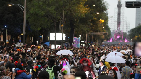 Cientos de personas participan este sábado en el tradicional desfile de Las Catrinas. EFE/ Mario Guzmán