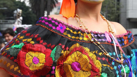 A lo largo del recorrido, 200 maquilladores pintaban calaveras en los rostros de los asistentes a la marcha, muchos de ellos niños ilusionados por ver a las catrinas que les repartían caramelos.