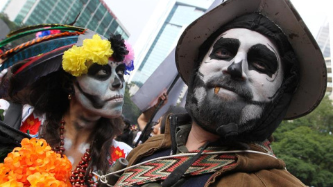 A lo largo del céntrico Paseo de la Reforma, decenas de agrupaciones culturales, regionales o de barrios de la capital caminaron, bailaron y cantaron con elaborados maquillajes y coloridos vestidos en representación de la muerte. EFE/ Mario Guzmán