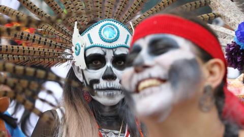 Las mujeres calavéricas, conocidas como catrinas, son el icono más popular del Día de Muertos. EFE/ Mario Guzmán